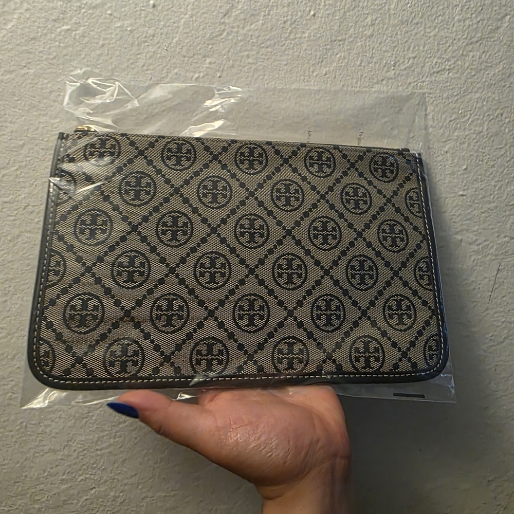 SOLD 🚫 Tory Burch Black Clutch / Wristlet